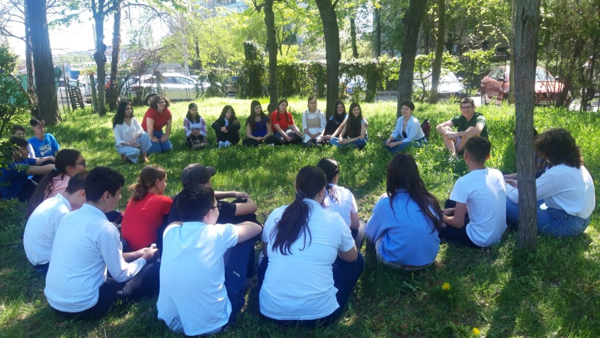 Activitate cu voluntari ai Serviciului Civic Francez